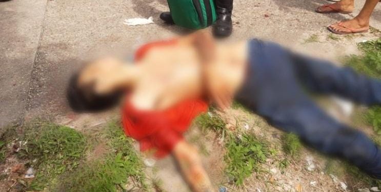 Homem agoniza até a morte após tiros na na rua Massarico, bairro São José Operário, zona leste de Manaus nesta segunda-feira (10).
