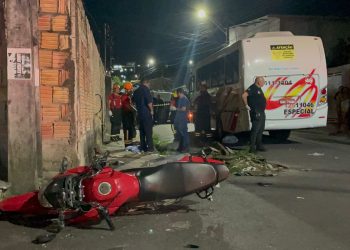 Em um acidente de moto uma mãe morreu e o seu filho ficou ferido ao colidirem com um ônibus na rua Rua G, bairro Cidade Nova, em Manaus.