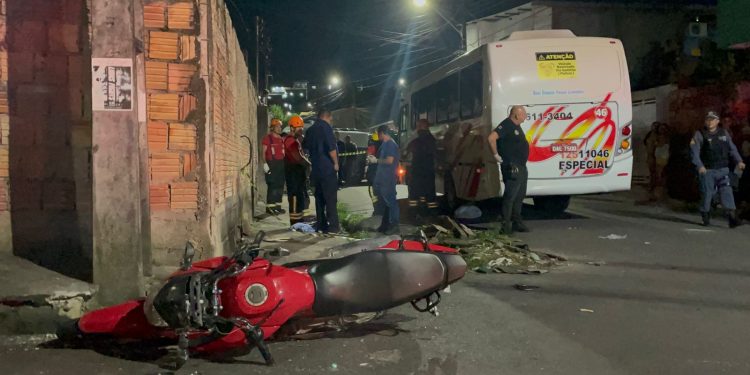 Em um acidente de moto uma mãe morreu e o seu filho ficou ferido ao colidirem com um ônibus na rua Rua G, bairro Cidade Nova, em Manaus.