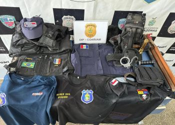 Nesta quinta-feira (13), no município de Coari, no interior do Amazonas, a Polícia Civil cumpriu um mandado judicial na casa de um homem de 33 anos, investigado por ameaça, calúnia e e usurpação da função pública, além de posse ilegal de arma de fogo. Após ser exonerado