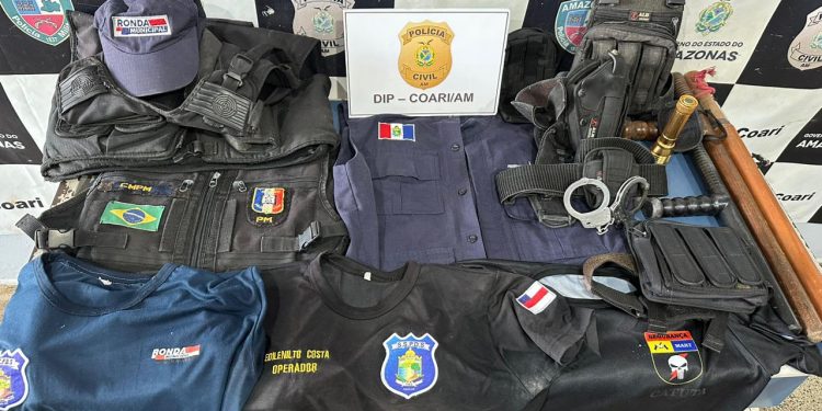 Nesta quinta-feira (13), no município de Coari, no interior do Amazonas, a Polícia Civil cumpriu um mandado judicial na casa de um homem de 33 anos, investigado por ameaça, calúnia e e usurpação da função pública, além de posse ilegal de arma de fogo. Após ser exonerado