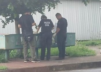 Um recém-nascido foi encontrado em estado de decomposição dentro de uma lixeira no bairro Nossa Senhora Aparecida, em Manaus.