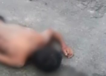 Um homem recebeu 3 tiros na cabeça neste domingo (16) após ser arrastado até a rua T, no bairro Monte Sião, na zona leste de Manaus. 