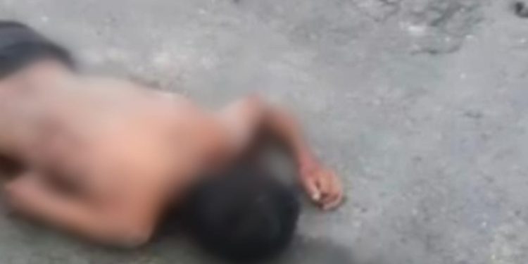 Um homem recebeu 3 tiros na cabeça neste domingo (16) após ser arrastado até a rua T, no bairro Monte Sião, na zona leste de Manaus.