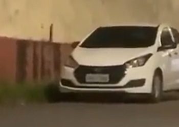 Um vídeo registrado por moradores do bairro Alvorada, na zona Centro-Oeste de Manaus, mostra o momento em quem um carro. Vídeo: