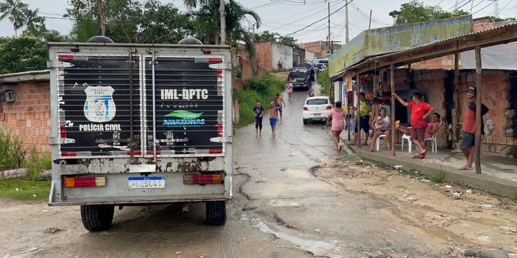 Os moradores do Nova Cidade, ouviram tiros durante a tarde desta segunda-feira (17) e encontraram um homem morto e outro baleado. 