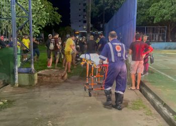 um tiroteio durante o jogo de futebol terminou com um jovem baleado, identificado como Bruno Santos, de 19 anos, dentro do CSU do Parque 10, em Manaus.