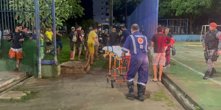 um tiroteio durante o jogo de futebol terminou com um jovem baleado, identificado como Bruno Santos, de 19 anos, dentro do CSU do Parque 10, em Manaus.