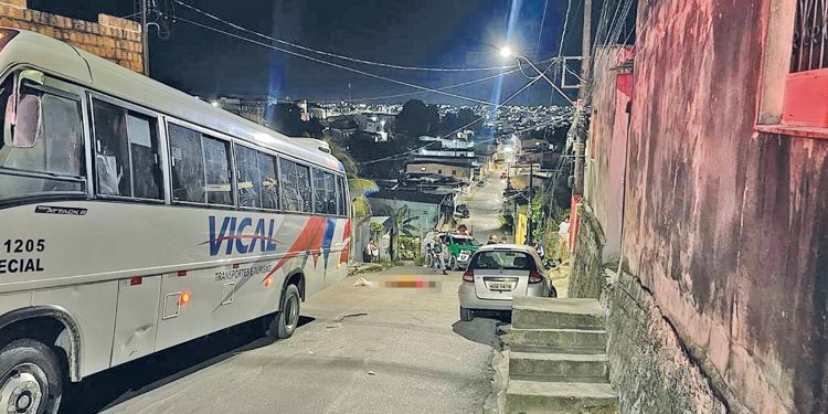 Na noite deste domingo (23), uma mulher identificada apenas como Valcineide, de 42 anos, morreu atropelada por um micro-ônibus.