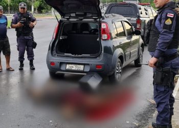 em Manaus, um mecânico identificado como Manoel Messias Oliveira Loureiro, 42, morreu a tiros na rua Rio Acará após fazer uma parada para verificar os pneus de seu carro. 