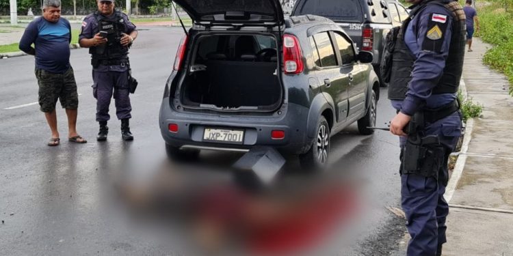 em Manaus, um mecânico identificado como Manoel Messias Oliveira Loureiro, 42, morreu a tiros na rua Rio Acará após fazer uma parada para verificar os pneus de seu carro. 