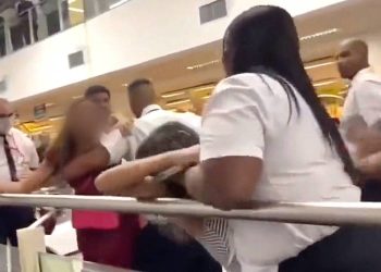 VÍDEO: Tentativa de furto de ovos de páscoa entre mulheres acaba em briga