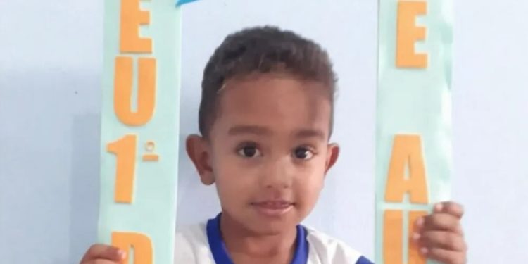 Criança de 3 anos morre ao segurar celular conectado a tomada no município de Natuba, no Agreste paraibano.