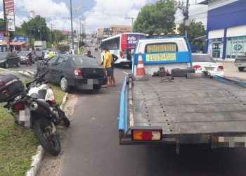 um veículo atingiu um poste na  Avenida Max Teixeira, no bairro Cidade Nova,  e dentro havia um casal de idosos. 