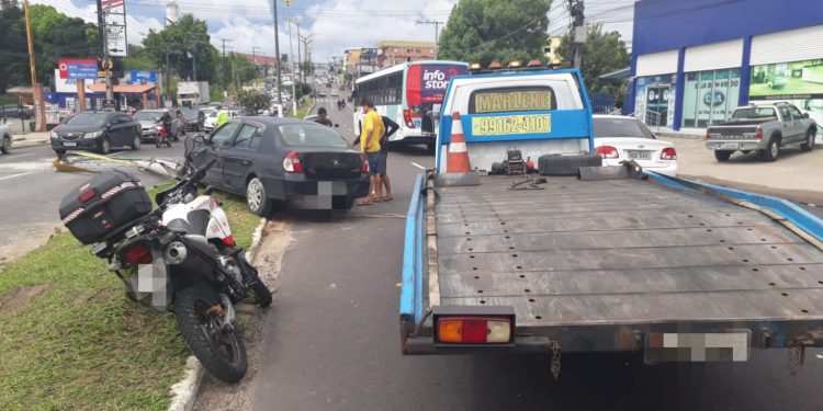 um veículo atingiu um poste na  Avenida Max Teixeira, no bairro Cidade Nova,  e dentro havia um casal de idosos. 