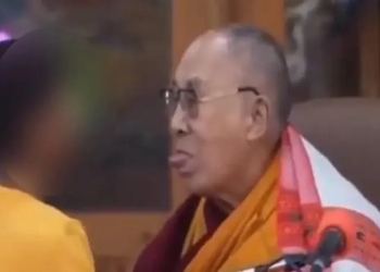 Dalai Lama beija na boca de menino e o pede para chupar sua língua