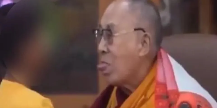 Dalai Lama beija na boca de menino e o pede para chupar sua língua