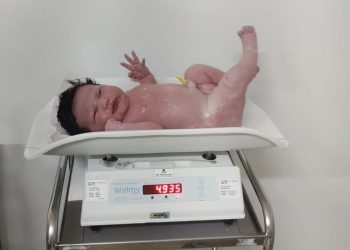 Bebê nasce com 53 cm, quase 5 kg e usando roupinha para três meses