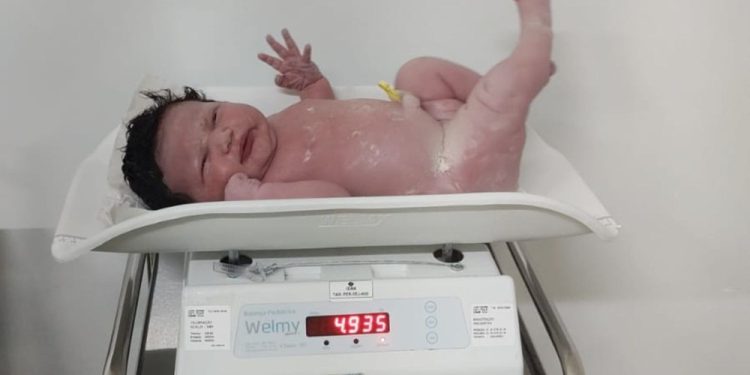 Bebê nasce com 53 cm, quase 5 kg e usando roupinha para três meses
