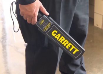 O juiz autorizou a determinação da utilização imediata de detectores de metais para a revista pessoal em escolas de Manaus.