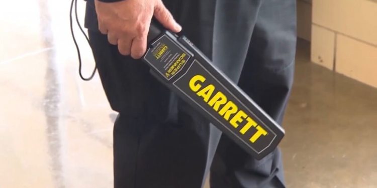 O juiz autorizou a determinação da utilização imediata de detectores de metais para a revista pessoal em escolas de Manaus.