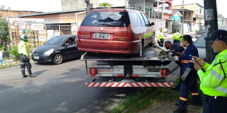 A Prefeitura de Manaus, por meio do IMMU, realizou uma fiscalização para retirar das ruas veículos abandonados no bairro São Jorge.