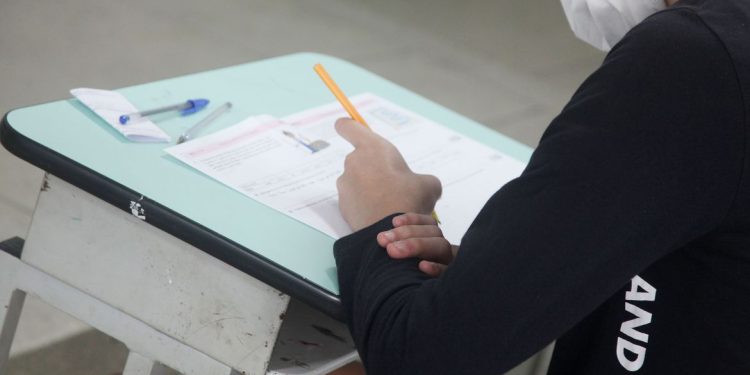 O prazo para os interessados em solicitar a isenção da taxa de inscrição no Exame Nacional do Ensino Médio (Enem) de 2023 começa em 17 de abril e se estende até 28 de abril.