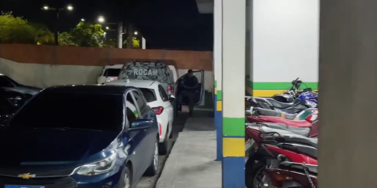 Um homem, que não teve o nome divulgado, foi detido após ejacular na perna de uma mulher dentro do ônibus da linha 641. Homem ejacula