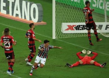 É chocolate! Fluminense sobra,  goleia o Flamengo e leva o Bi