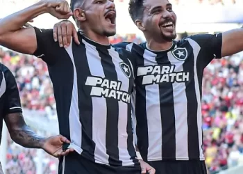 Botafogo supera expulsões, vence Fla em jogo elétrico e lidera Brasileirão
