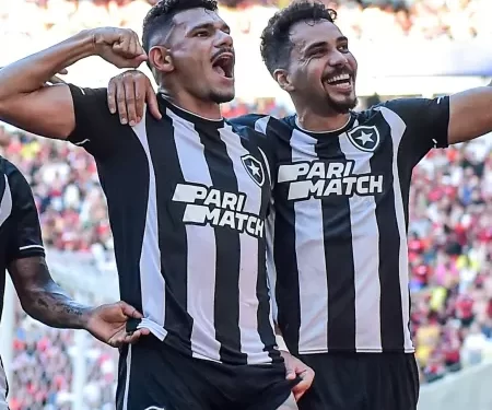Botafogo supera expulsões, vence Fla em jogo elétrico e lidera Brasileirão