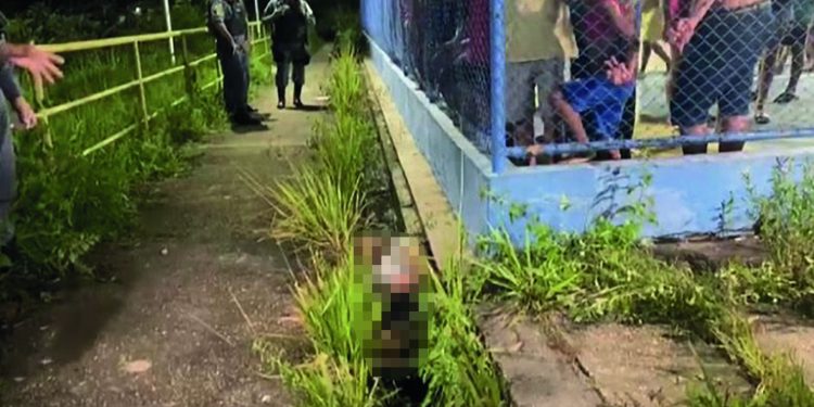 Na noite desta terça-feira (25), um homem ainda não identificado foi morto a tiros durante uma partida de futebol, na Alameda São benetido, Avenida Maués, bairro Morro da Liberdade, Zona Sul de Manaus. E