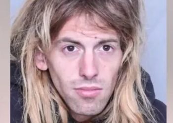 Cody D’Entremont, um homem biológico que se autoidentifica como mulher trans, e usa o nome social de Desiree Anderson, de 32 anos, foi presa acusada de estuprar uma mulher em um abrigo feminino