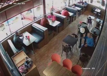 Um homem de 35 anos foi preso suspeito de abandonar o próprio pai, um idoso de 65 anos, em uma padaria alegando que. Filho abandona