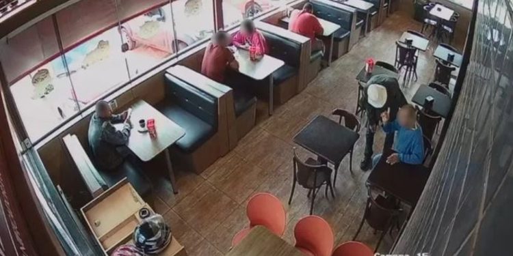 Um homem de 35 anos foi preso suspeito de abandonar o próprio pai, um idoso de 65 anos, em uma padaria alegando que. Filho abandona