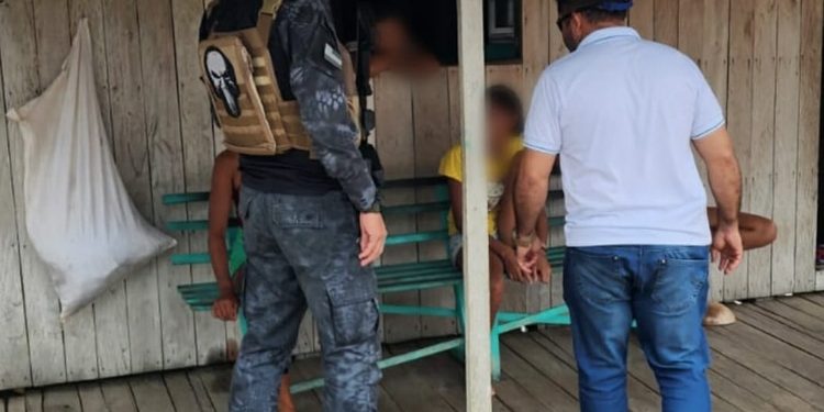 Uma mulher de 23 anos, foi resgatada na segunda-feira (10), após ser mantida em cárcere privado dentro de casa pelo. Mulher mantida.