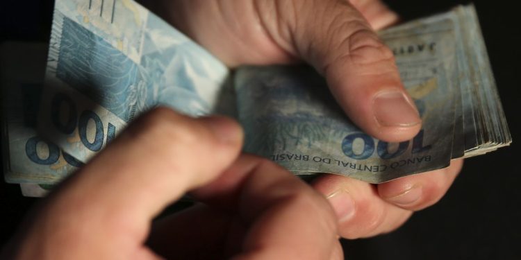 O salário mínimo em 2024 será de R$ 1.389 e, por enquanto, não terá aumento acima da inflação. Governo propõe