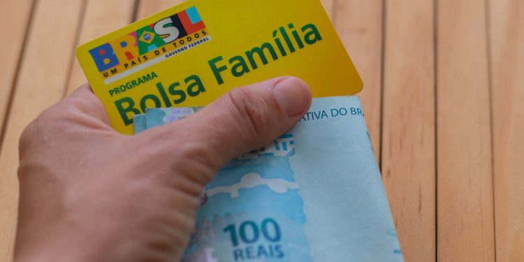 O governo federal bloqueou o Bolsa Família de 1,2 milhão de pessoas que dizem morar sozinhas e passaram a receber o benefício. Bolsa Família