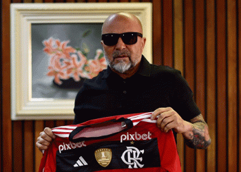 A espera acabou e Jorge Sampaoli já está no Rio de Janeiro, para assinar com o Flamengo. O novo técnico do Mengão desembarcou hoje.