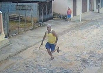 A polícia procura um idoso, 60, acusado de perseguir uma vizinha com uma foice e invadir a casa dela no último domingo (16), em. Vídeo: