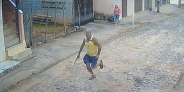 A polícia procura um idoso, 60, acusado de perseguir uma vizinha com uma foice e invadir a casa dela no último domingo (16), em. Vídeo: