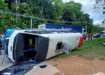30 ficam feridos em acidente entre micro-ônibus e carreta