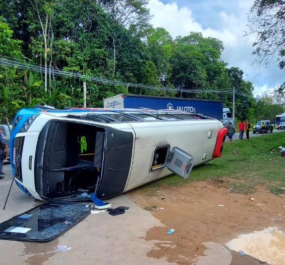 30 ficam feridos em acidente entre micro-ônibus e carreta