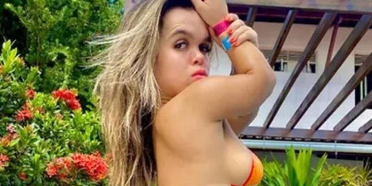 Com nanismo, influenciadora fatura R$ 70 mil no OnlyFans