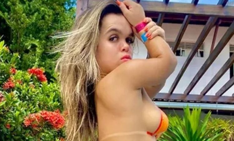 Com nanismo, influenciadora fatura R$ 70 mil no OnlyFans