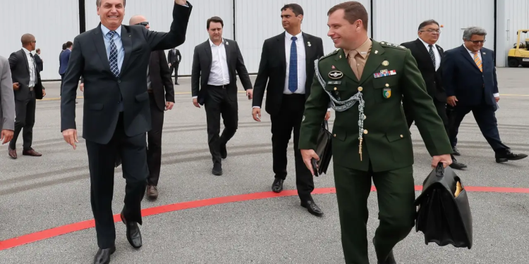 Militares veem ação orquestrada de Moraes e estão irritados com prisão de Cid