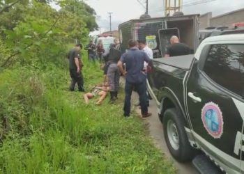 O cadáver de um homem foi encontrado em um matagal próximo a um balneário na avenida da Floresta, bairro Tarumã, zona Oeste de Manaus.