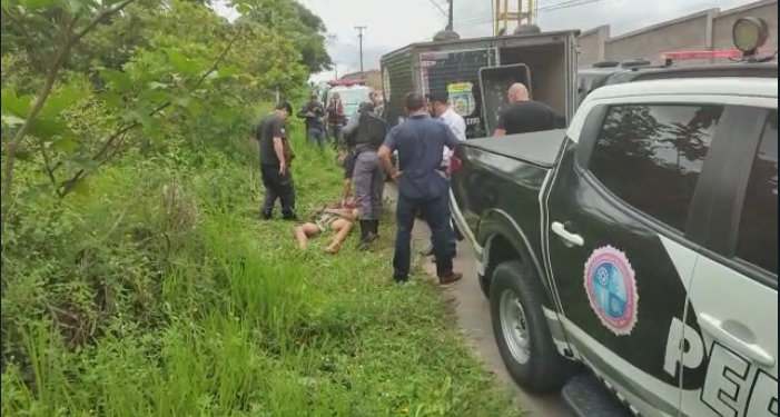 O cadáver de um homem foi encontrado em um matagal próximo a um balneário na avenida da Floresta, bairro Tarumã, zona Oeste de Manaus.