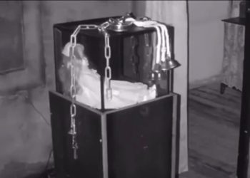 Câmeras de segurança de um hotel na Inglaterra capturaram o momento em que a boneca Grace Doll, mais conhecida como. Boneca 'Annabelle'.