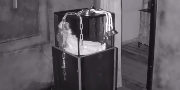 Câmeras de segurança de um hotel na Inglaterra capturaram o momento em que a boneca Grace Doll, mais conhecida como. Boneca 'Annabelle'.